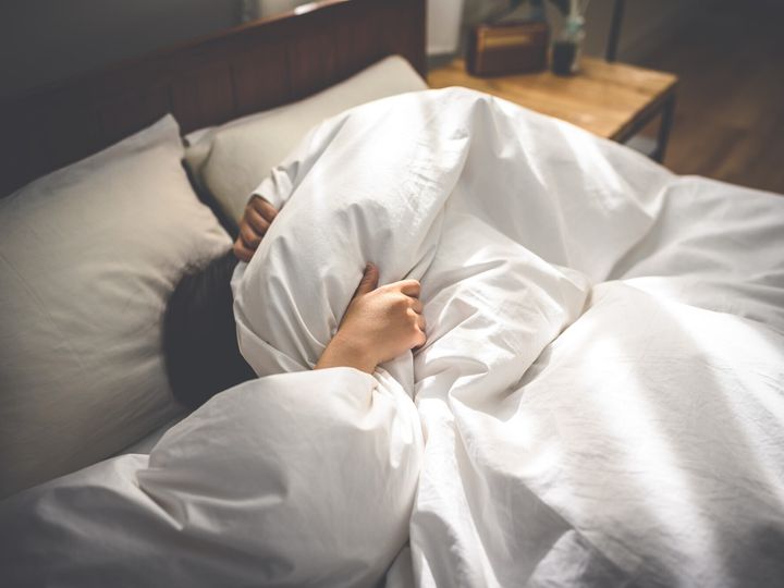 【日本睡眠学会所属医師が回答】冬に限定して強い眠気や気分の落ち込みが見られる場合、「季節性感情障害」の1つである「冬季うつ病」の可能性もあります。原因と治療法について、分かりやすく解説します。（※画像：amanaimages）