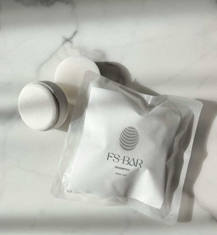 FS-BAR シャンプー 70g 0000円、イランイランや柑橘をブレンドした、エキゾチックで甘いフローラルの香り。コンディショナー 50g 0000円（ともにFACCIA）