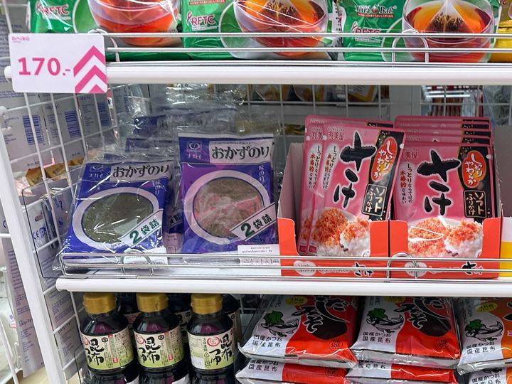 日本の調味料やふりかけも豊富にある