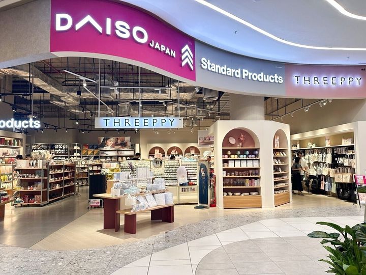 タイの首都・バンコクのショッピングモール「One Bangkok」に2025年11月に初出店された、ダイソー、スタンダードプロダクツ、スリーピーの複合店。その規模や売られているもの、現地の人の声を、筆者が取材したリポートです。