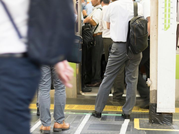 電車内でのイライラ話があふれているが、ときには人のやさしさや思いやりに触れることもある。混雑した電車内で発生した小さなトラブルを解決した乗客たちの「思いやり連携」の一コマを紹介する。※サムネイル画像：PIXTA