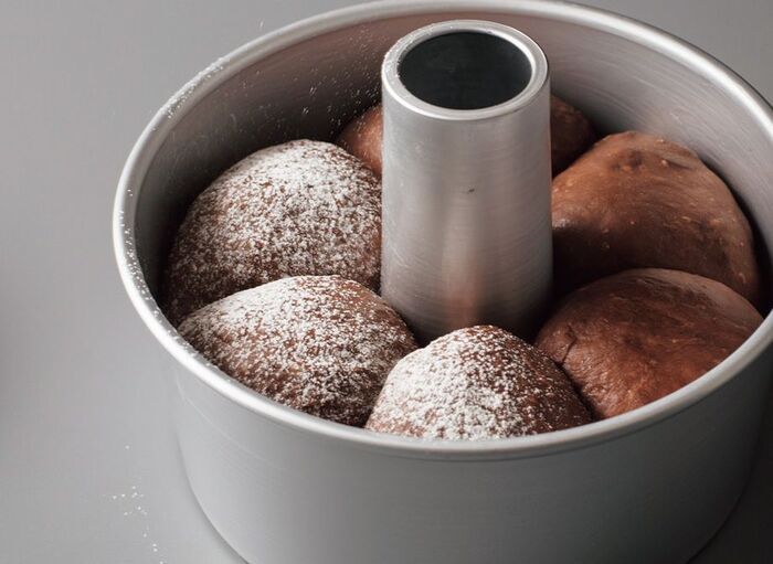 シフォン型で焼くと美味しい！「チョコちぎりパン」の作り方。生地に生クリームを加えて、しっとりした焼き上がりに♪