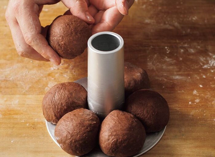 シフォン型で焼くと美味しい！「チョコちぎりパン」の作り方。生地に生クリームを加えて、しっとりした焼き上がりに♪