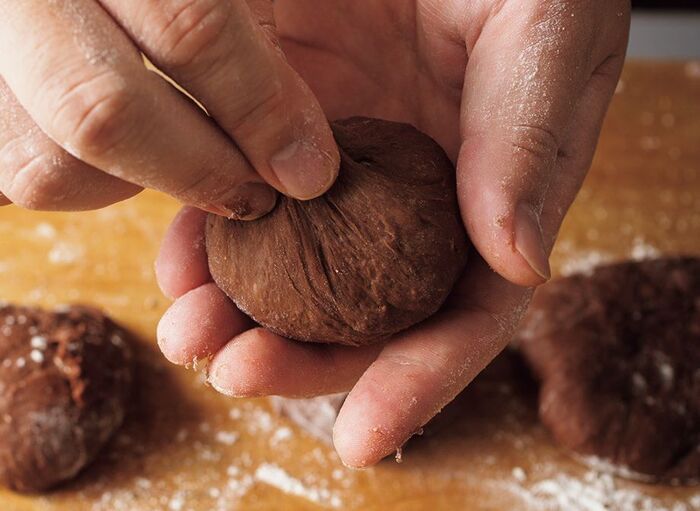 シフォン型で焼くと美味しい！「チョコちぎりパン」の作り方。生地に生クリームを加えて、しっとりした焼き上がりに♪