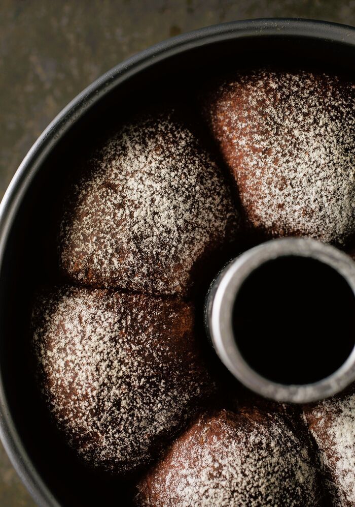 シフォン型で焼くと美味しい！「チョコちぎりパン」の作り方。生地に生クリームを加えて、しっとりした焼き上がりに♪