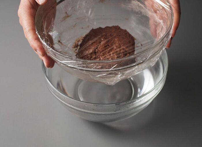 シフォン型で焼くと美味しい！「チョコちぎりパン」の作り方。生地に生クリームを加えて、しっとりした焼き上がりに♪