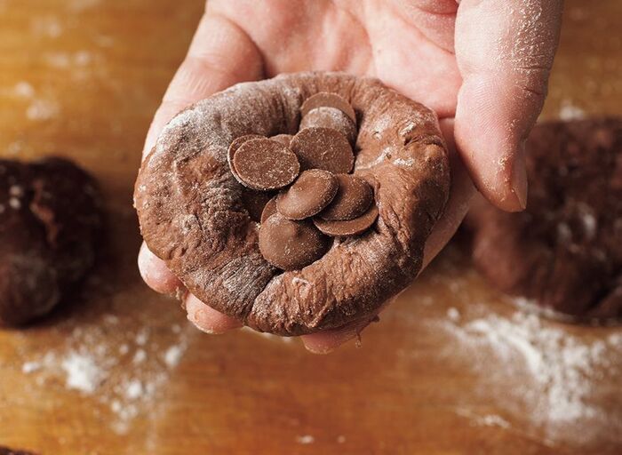 シフォン型で焼くと美味しい！「チョコちぎりパン」の作り方。生地に生クリームを加えて、しっとりした焼き上がりに♪