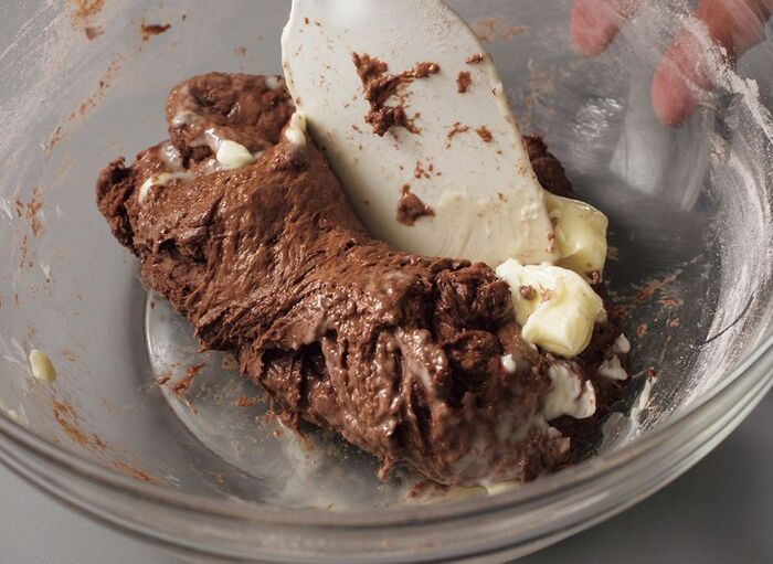 シフォン型で焼くと美味しい！「チョコちぎりパン」の作り方。生地に生クリームを加えて、しっとりした焼き上がりに♪