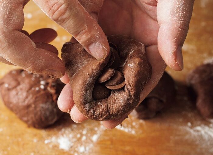 シフォン型で焼くと美味しい！「チョコちぎりパン」の作り方。生地に生クリームを加えて、しっとりした焼き上がりに♪