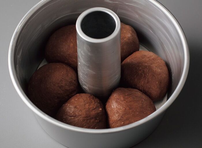 シフォン型で焼くと美味しい！「チョコちぎりパン」の作り方。生地に生クリームを加えて、しっとりした焼き上がりに♪