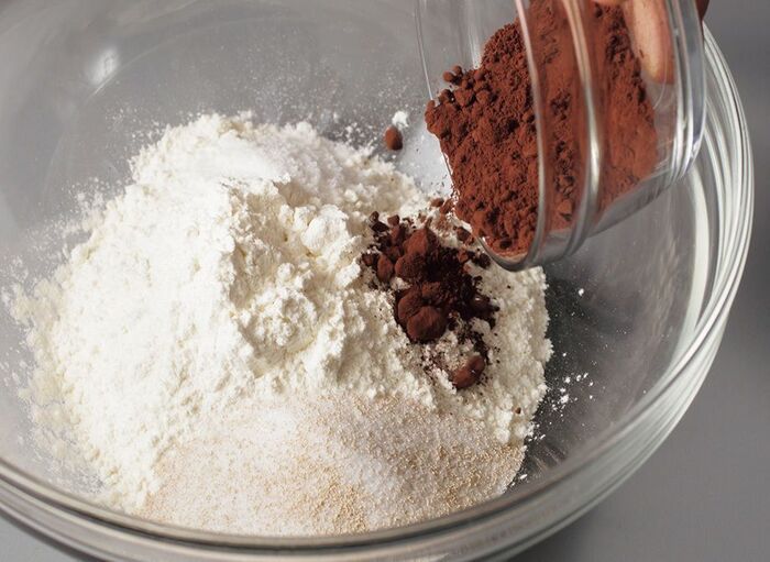 シフォン型で焼くと美味しい！「チョコちぎりパン」の作り方。生地に生クリームを加えて、しっとりした焼き上がりに♪