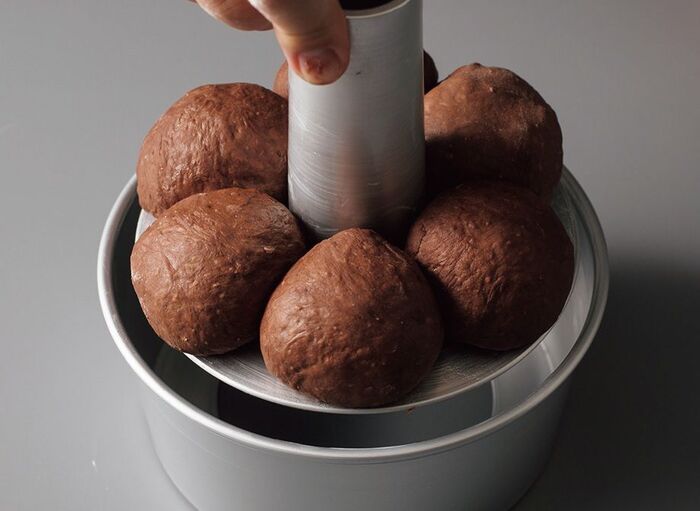 シフォン型で焼くと美味しい！「チョコちぎりパン」の作り方。生地に生クリームを加えて、しっとりした焼き上がりに♪