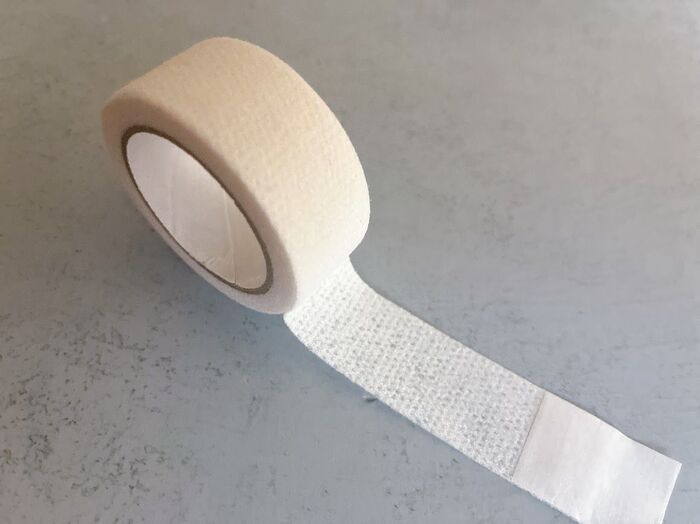 【ダイソー】ズボラ民大注目！おそうじの頻度と手間が減っちゃう〈白テープ〉、ゲットしなきゃ！