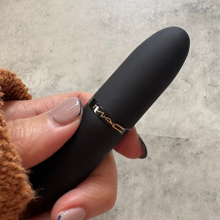 M·A·C パウダー キス ヘイジー マット リップスティックのマットブラックケースと手元