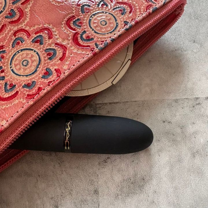 M·A·C パウダー キス ヘイジー マット リップスティック「テイケン」のスウォッチ。90年代ムードのヌードカラー