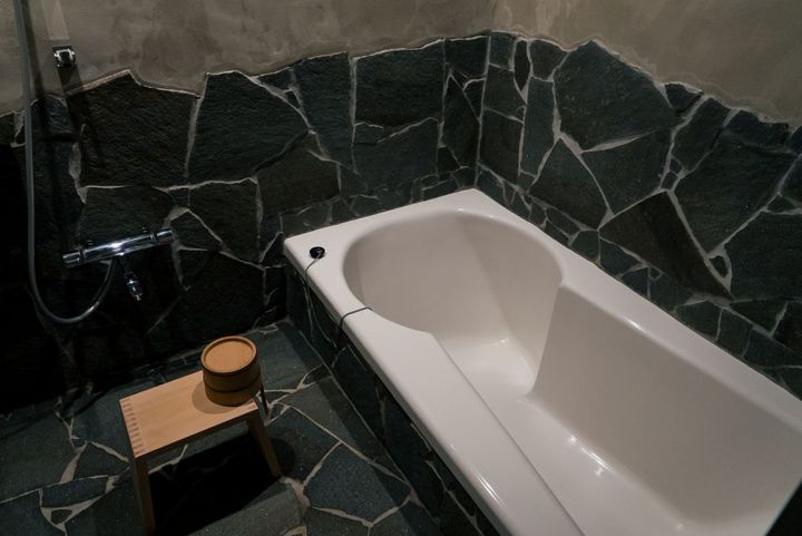 前方後円墳を模したお風呂がある「土」の棟。写真：中森一輝。