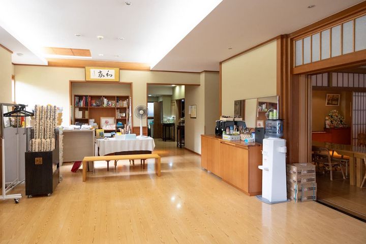 堂内のエントランスホールで靴を脱ぎ2階へ