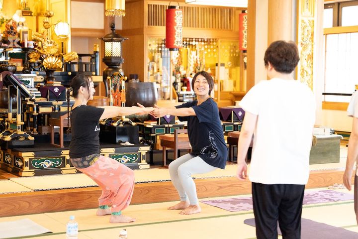 向かい合わせのチェアポーズ。お互い引っ張り過ぎないように