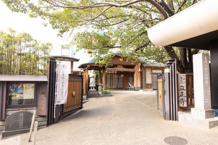 お寺の門の先にある建物が本堂