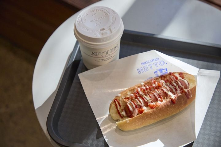 「エッテン チャイミルクティー」600円、「エッテンドッグ」680円（ドリンクセットで200円引き）