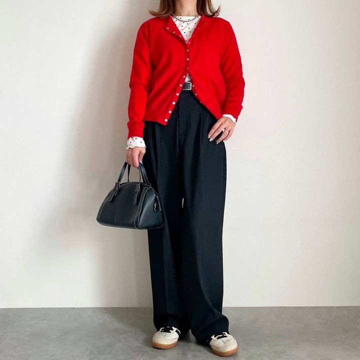 cocaクレープシャーリングパフスリーブトップスと赤カーディガンコーデ