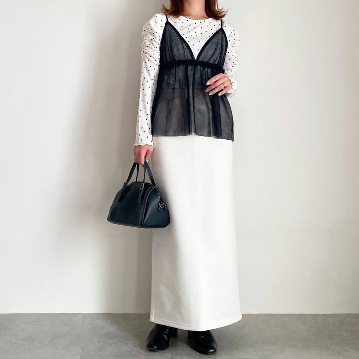 cocaクレープシャーリングパフスリーブトップスとシアーキャミコーデ