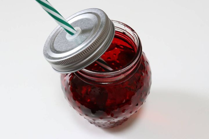 ダイソーのストロー付カップ（いちご／りんご）に飲み物を入れる