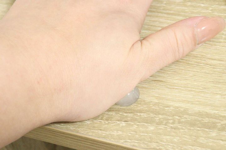 セリアの貼るツボ押しシールを机に貼って使用