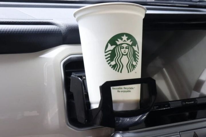 ダイソー ドリンクホルダー（エアコン吹出し口用） 使用例