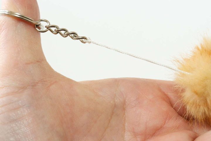 ダイソーのしっぽキーホルダー（A）のチェーンを引っ張る