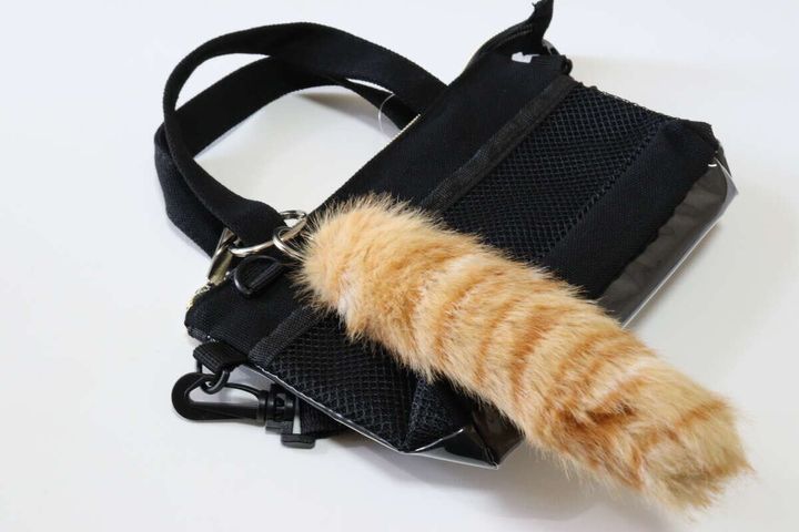 ダイソーのしっぽキーホルダー（A）をカバンに付ける