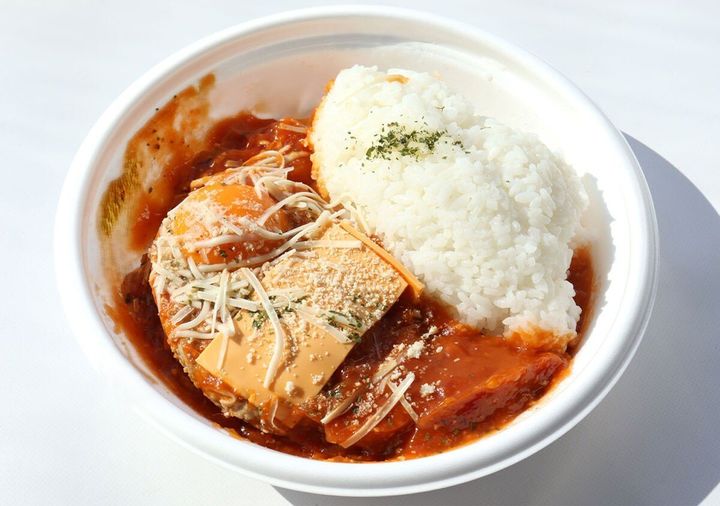 とろ～りチーズと卵黄ソースのトマトハンバーグ弁当開封