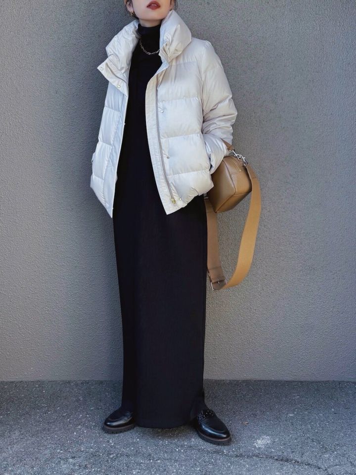 2026冬春大人女性おすすめ黒タートル白ダウンモノトーンコーデ