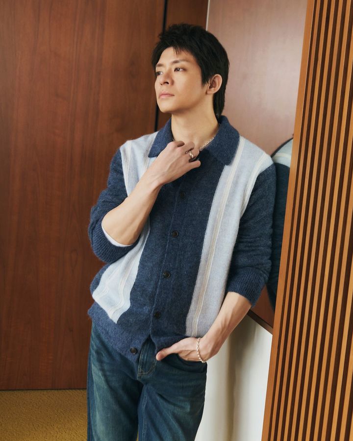 レイヤリングポロセーター ¥22,000 スリムリュクストラベラーパンツ ¥19,000 ミニチェーンネックレス ¥16,000 ミニチェーンブレスレット ¥12,000 リング（2個セット）¥9,000