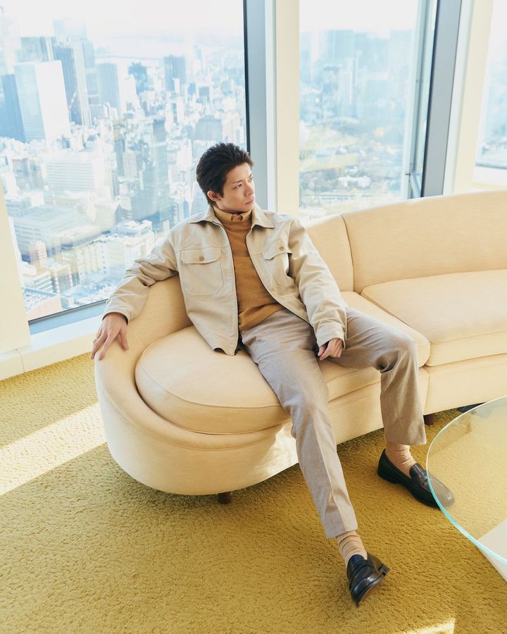 ツイルワークジャケット ¥25,000 スラブクルートップス ¥10,000 オックスフォードガーメントダイシャツ ¥13,500 スリムドレスパンツ ¥15,000（⼀部店舗限定） ⾸に巻いたバンダナ ¥8,000 リング（2個セット）¥9,000 ペニーローファー ¥32,000