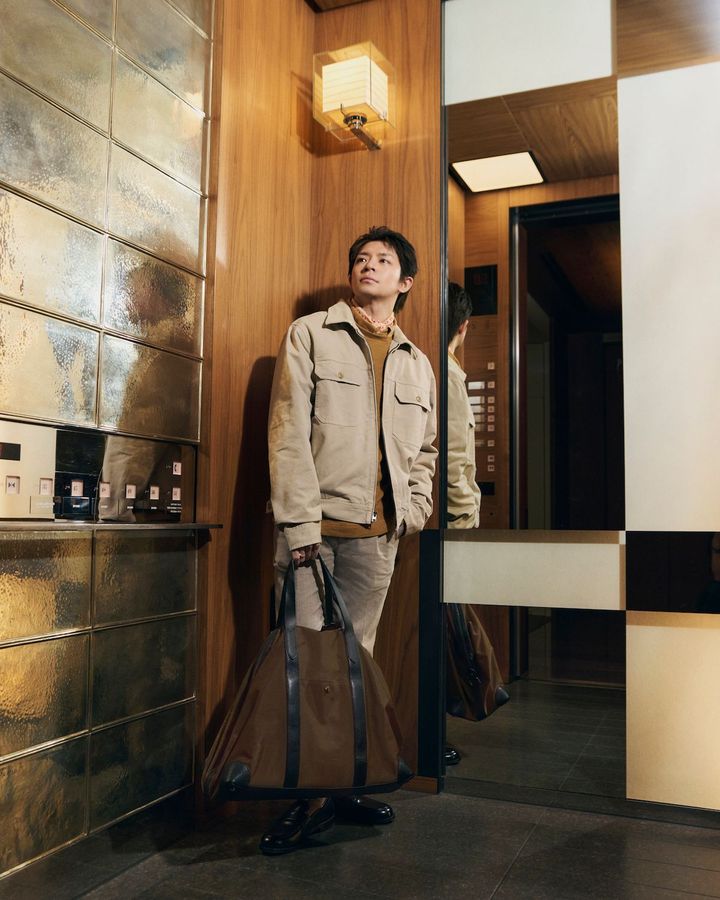 ツイルワークジャケット ¥25,000 スラブクルートップス ¥10,000 オックスフォードガーメントダイシャツ ¥13,500 スリムドレスパンツ ¥15,000（⼀部店舗限定） ⾸に巻いたバンダナ ¥8,000 リング（2個セット）¥9,000 ナイロンダッフルバッグ ¥38,000（⼀部店舗限定）ペニーローファー ¥32,000