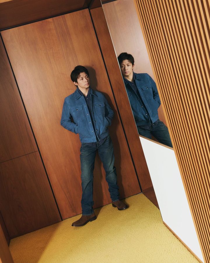 スエードトラッカージャケット ¥99,000 レイヤリングポロセーター ¥22,000 スリムリュクストラベラーパンツ ¥19,000 ミニチェーンネックレス ¥16,000 スエードブーツ ¥35,000（⼀部店舗限定）