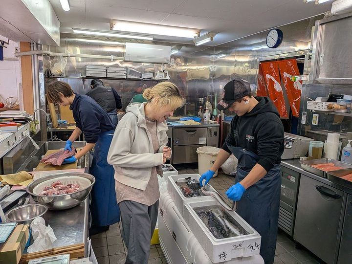 10代から70代までの魚好きが集まって働いているサカナヤマルカマ。店内はいつも和気あいあいとしています