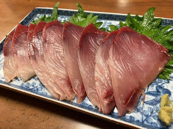 ブリの刺身。脂たっぷりの養殖ならもっと白っぽいが、このブリは脂少なめなのが一目瞭然！