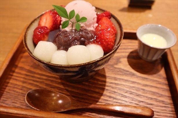 いちご雪見あんみつ(田ノ実) 1100円。練乳が付属する