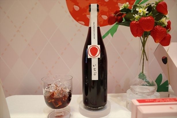 鶴梅 苺(はせがわ酒店)720ミリリットル 1650円、1800ミリリットル 3300円