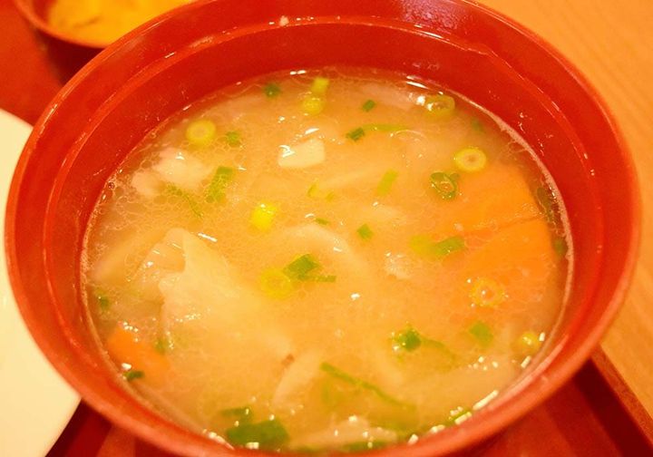 大きな器にたっぷり盛られた豚汁