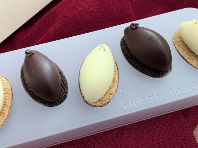 皿にのせたパリクレーム バニラ