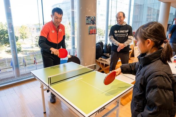 パリ2024パラリンピック日本代表の竹守彪(たけもりたけし)選手も、参加者と一緒にプレーしていた 撮影＝北村康行