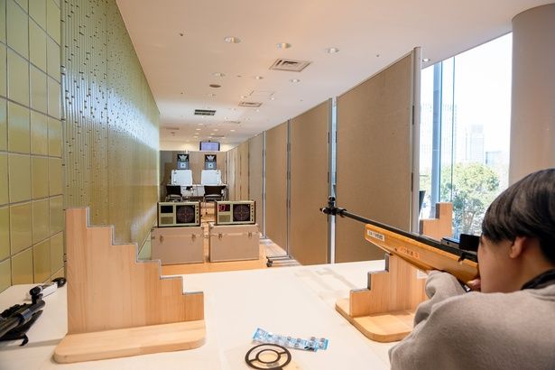 パラ射撃は、一点集中で自分と向き合う究極のメンタルスポーツ。体験用のライフルは、ビーム式になっている 撮影＝北村康行