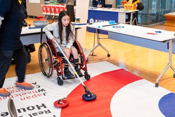 車いすに座って、パラ選手と同じ道具・環境で競技を体験できるのが体験会の醍醐味 撮影＝北村康行