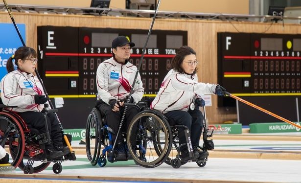  車いすカーリングの試合の様子 (C)一社日本車いすカーリング協会