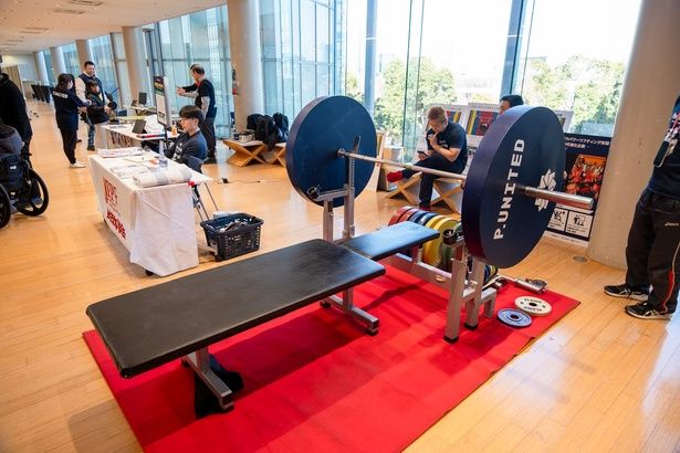 パラ・パワーリフティングは、ほとんどのクラスで健常者と同等のルールで行われる。その世界記録は、310キログラムで健常者の記録を上まっているというから驚きだ 撮影＝北村康行