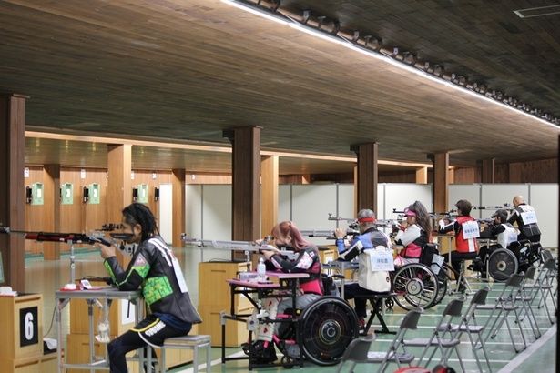 パラ射撃の試合の様子 (C)日本パラ射撃連盟