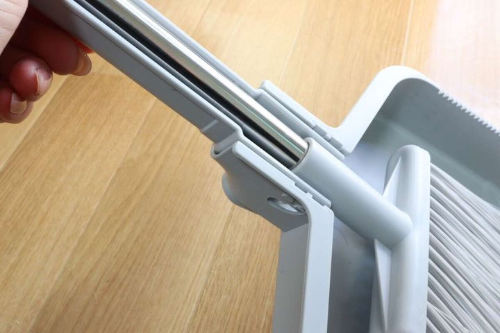 ダイソーの収納便利ほうきちりとりセットは組み合わせて省スペースで保管できる